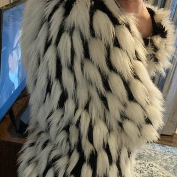 Mid lenght faux fur Jacket - Picture 4 of 11